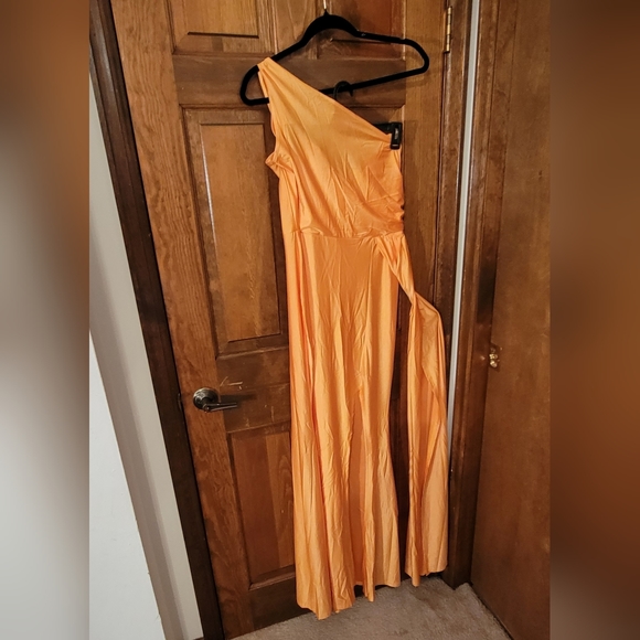 Golden Elegant One Shoulder Sleeveless Maxi Dress - Picture 5 of 6